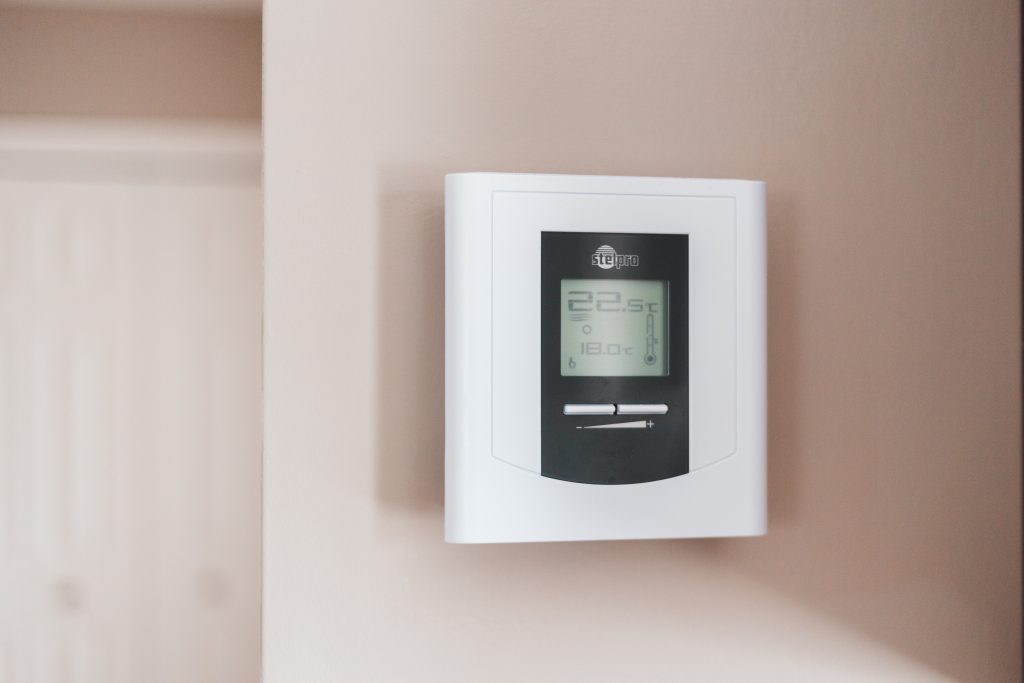 how a programable thermostat works